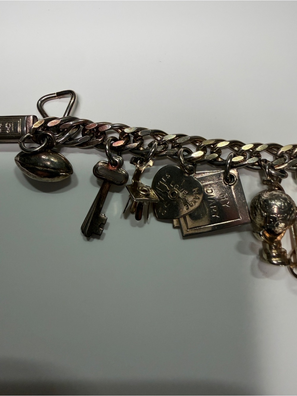 Vintage 1950s Gold Tone Charm Bracelet Keys Diary Globe Mid Century Estate - Picture 4 of 12